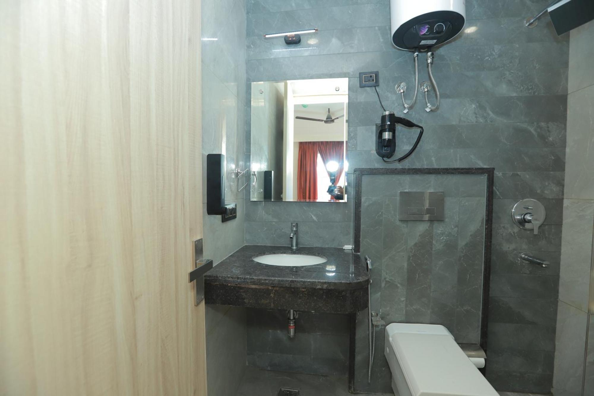 Zed- Near Airport 4*